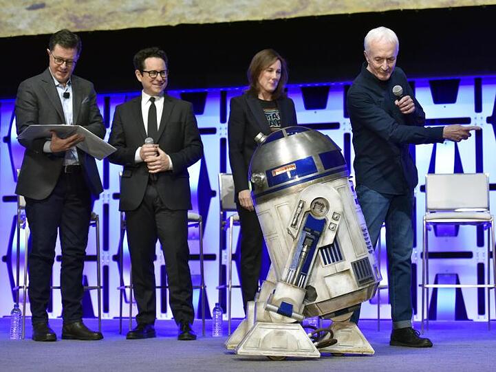 Stephen Colbert, (l-r) J.J. Abrams, Kathleen Kennedy, R2-D2 und Anthony Daniels bei der laufenden "Star Wars Celebration"-Messe in der Wintrust Arena. Sie stellten dort das zweiminütige Video zu "Sar Wars 9" mit dem Untertitel "The Rise of Skywalker" vor.