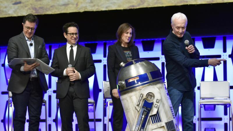 Stephen Colbert, (l-r) J.J. Abrams, Kathleen Kennedy, R2-D2 und Anthony Daniels bei der laufenden "Star Wars Celebration"-Messe in der Wintrust Arena. Sie stellten dort das zweiminütige Video zu "Sar Wars 9" mit dem Untertitel "The Rise of Skywalker" vor. Stephen Colbert, (l-r) J.J. Abrams, Kathleen Kennedy, R2-D2 und Anthony Daniels bei der laufenden "Star Wars Celebration"-Messe in der Wintrust Arena. Sie stellten dort das zweiminütige Video zu "Sar Wars 9" mit dem Untertitel "The Rise of Skywalker" vor.