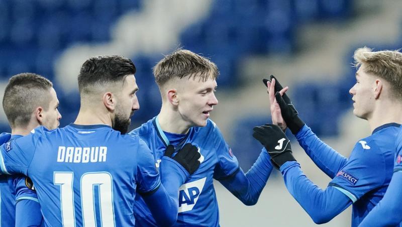 Hoffenheims Torschütze Maximilian Beier (M) jubelt mit seinen Mannschaftskollegen über das Tor zum 3:0.