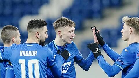 Hoffenheims Torschütze Maximilian Beier (M) jubelt mit seinen Mannschaftskollegen über das Tor zum 3:0.
