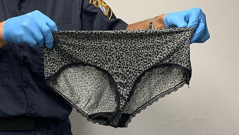 Mit diesem Bild sucht die Rosenheimer Polizei nach der Unterhosen-Besitzerin.