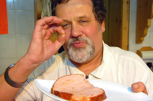 Feines Näschen für Trends: Metzger Norbert Wiedemann mit einer Chili-Leberkäsesemmel.