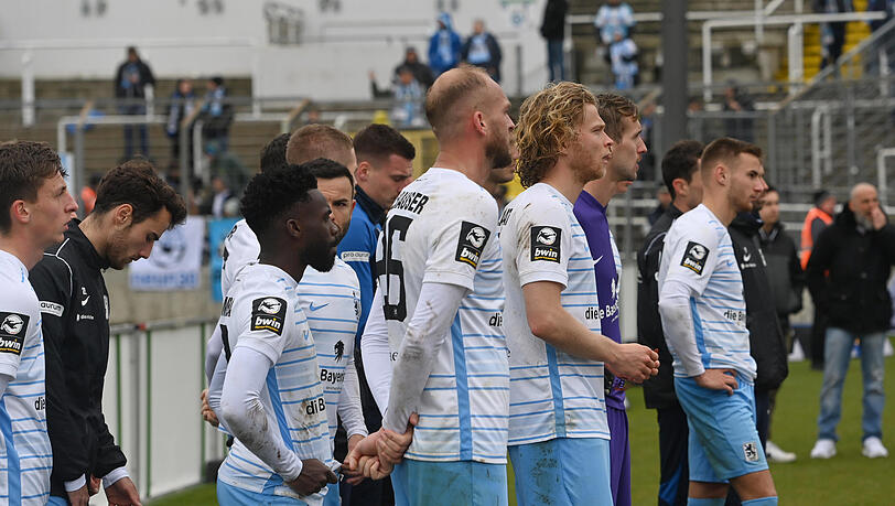 Diesmal nicht in Feierstimmung: die Spieler des TSV 1860 vor der Westkurve,