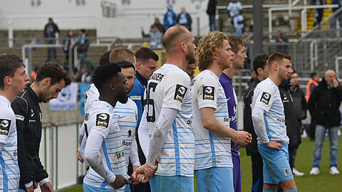Diesmal nicht in Feierstimmung: die Spieler des TSV 1860 vor der Westkurve,
