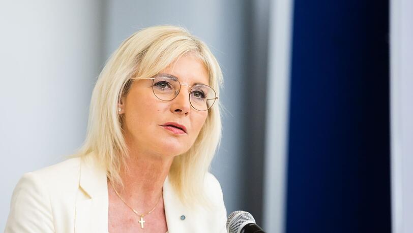 Ulrike Scharf (CSU), Sozialministerin von Bayern. Ulrike Scharf (CSU), Sozialministerin von Bayern.