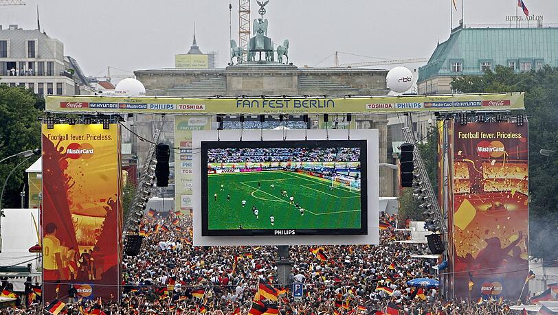 Tausende Zuschauer verfolgen 2006 auf der Fanmeile am Brandenburger Tor in Berlin das WM-Fußballspiel zwischen Deutschland und Argentinien.
