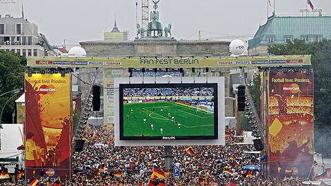 Tausende Zuschauer verfolgen 2006 auf der Fanmeile am Brandenburger Tor in Berlin das WM-Fußballspiel zwischen Deutschland und Argentinien.