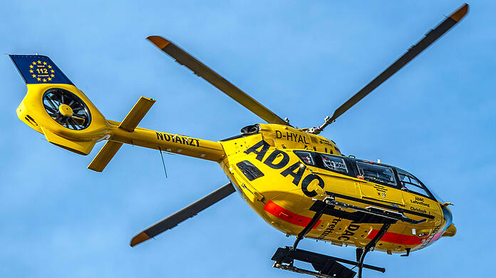 Mit so einem Rettungshubschrauber des ADAC war der Pilot unterwegs. (Archivbild)