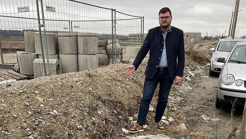 Sebastian Kriesel (CSU) ist Chef des örtlichen Bezirksausschusses. Ihn erreichen viele Beschwerden der Anwohner, die über den Müll in Freiham klagen.