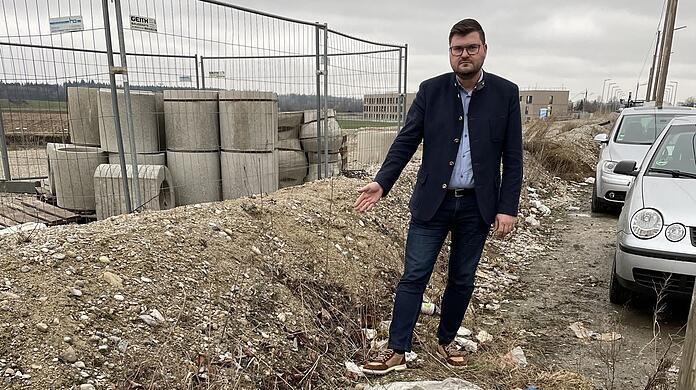 Sebastian Kriesel (CSU) ist Chef des örtlichen Bezirksausschusses. Ihn erreichen viele Beschwerden der Anwohner, die über den Müll in Freiham klagen.