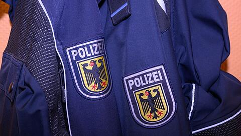 Nachdem ein Mann ohne Fahrkarte in einer Regionalbahn handgreiflich wurde, musste die Würzburger Bundespolizei eingreifen.