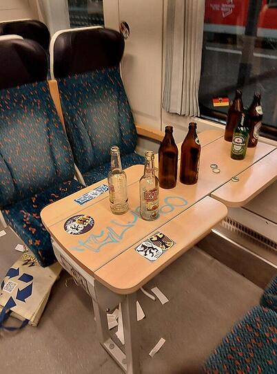 Die Löwen-Fans haben sich bei der Rückreise vom Regensburg-Spiel im Zug völlig daneben benommen. Die Löwen-Fans haben sich bei der Rückreise vom Regensburg-Spiel im Zug völlig daneben benommen.