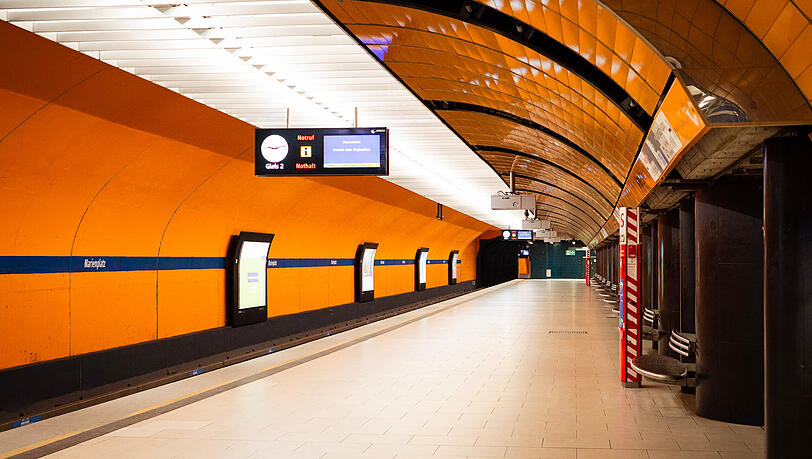 Menschenleerer U-Bahnhof am Marienplatz: ein ungewöhnliches Bild in den Morgenstunden, in denen sich sonst viele Menschen auf den Bahnsteig drängen. Am Montag stehen U-Bahnen, Trams und Busse wegen des Warnstreiks großteils still. Die Münchnerinnen und Münchner müssen auf dem Weg zur Arbeit kreativ werden. Menschenleerer U-Bahnhof am Marienplatz: ein ungewöhnliches Bild in den Morgenstunden, in denen sich sonst viele Menschen auf den Bahnsteig drängen. Am Montag stehen U-Bahnen, Trams und Busse wegen des Warnstreiks großteils still. Die Münchnerinnen und Münchner müssen auf dem Weg zur Arbeit kreativ werden.