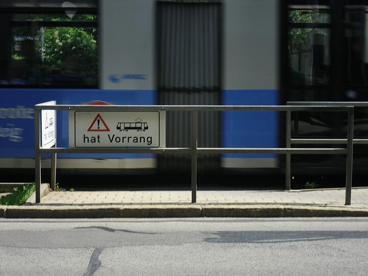 An diesem Tram-Übergang in der Grünwalder Straße ist eine 58 Jahre alte Frau von einer Straßenbahn erfasst und getötet worden. Die Bilder von der Unfallstelle.