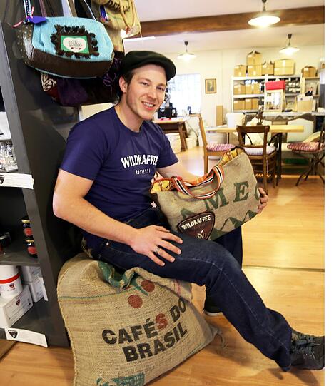 Das Wild-Kaffee in Garmisch, vor fünf Jahr gründete Harti Wild den Laden, pro Jahr röstet er etwa 60, 70 Tonnen.