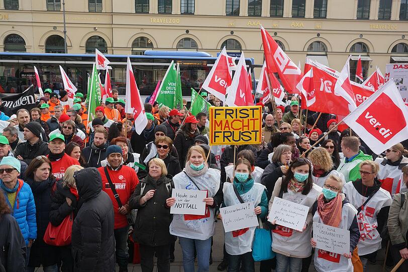 "Wir sind es wert": Am Freitag demonstrierten rund 1000 Menschen vor dem Finanzministerium in München.