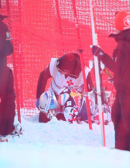 Mit einer schweren Verletzung endete das Training für den Österreicher Florian Scheiber. Der 28 Jahre alte Tiroler stürzte an der Hausbergkante spektukulär und flog in die Fangnetze. Dabei zog er sich einen Kreuzbandriss sowie Meniskusrisse im rechten Knie zu. Die Bilder.