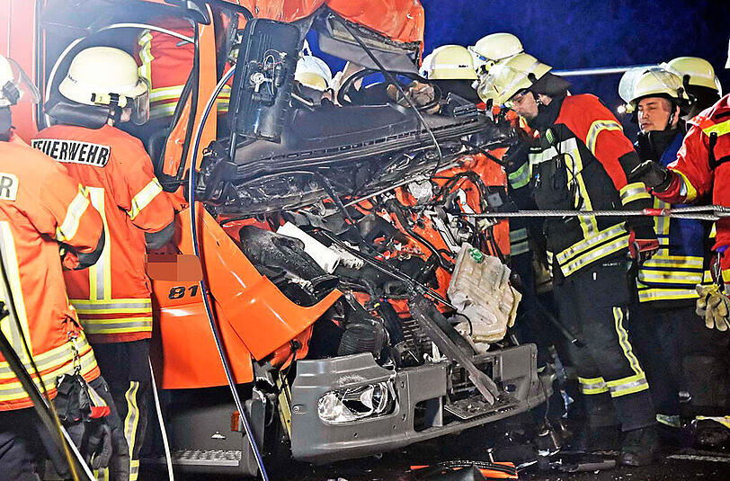 Schwerer Unfall mit einem Lkw einer Großbäckerei bei Forstinning: die Bilder.