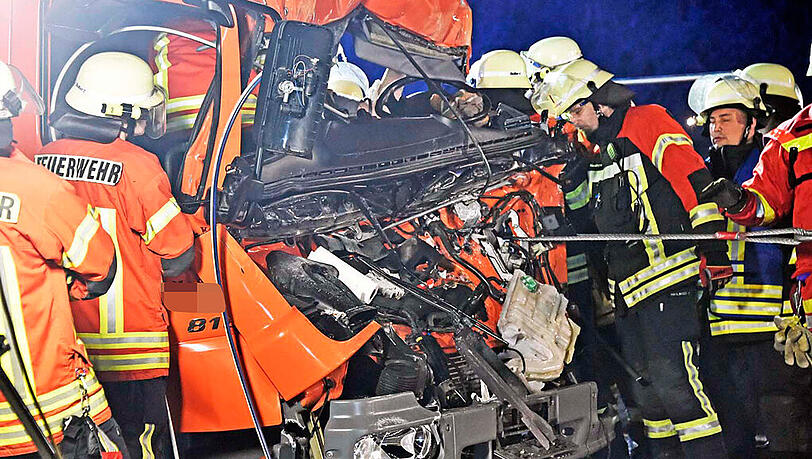Schwerer Unfall mit einem Lkw einer Großbäckerei bei Forstinning: die Bilder. Schwerer Unfall mit einem Lkw einer Großbäckerei bei Forstinning: die Bilder.