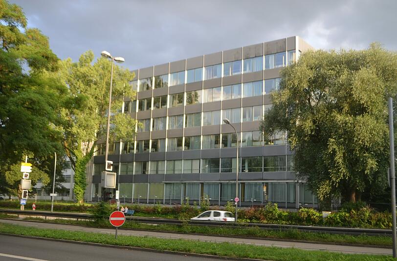 Das Osram-Haus (1965) von Walter Henn an der Candidstraße wird jetzt als Flüchtlingsunterkunft genutzt, aber bald abgerissen.
