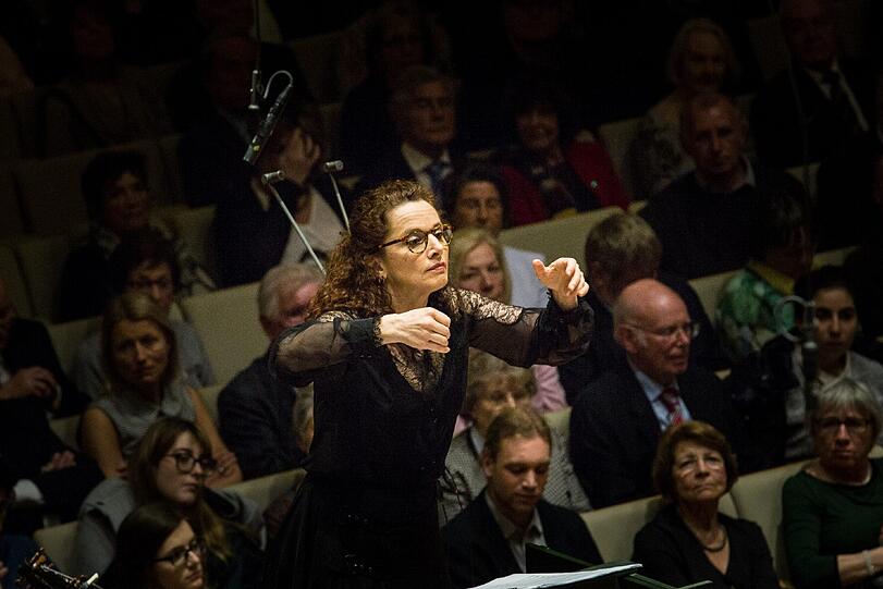 Emmanuelle Haim dirigiert das BR-Symphonieorchester im Herkulessaal.