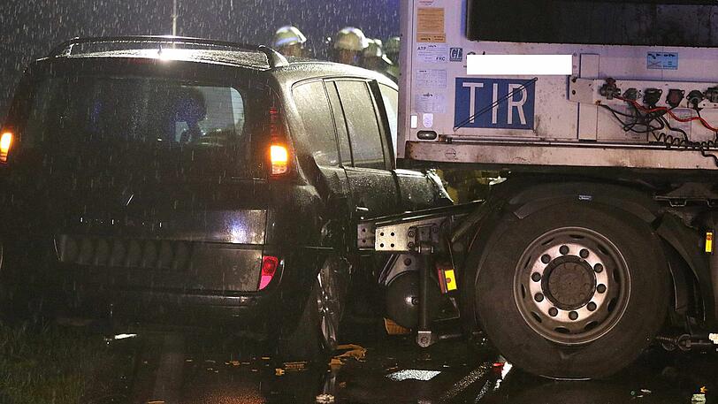 Trümmerfeld auf der B304 - die Straße musste für Stunden gesperrt werden. Bilder vom Bergungseinsatz.
