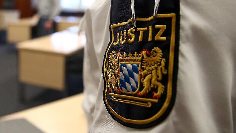 Wie ein Sprecher der Staatsanwaltschaft Nürnberg-Fürth am Montag sagte, wurde der Haftbefehl gegen den 21-Jährigen aufgehoben.