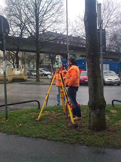 An der Kupferhammerstraße waren Arbeiter am Donnerstag dabei, die Winkel zu vermessen.