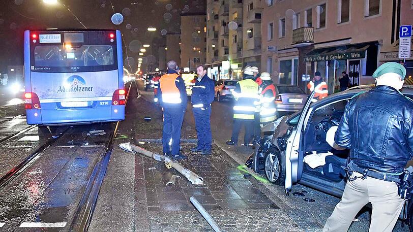 Der MVG-Bus missachtete das Rotlicht und schlitterte am Ende demoliert in das Tram-Gleisbett.