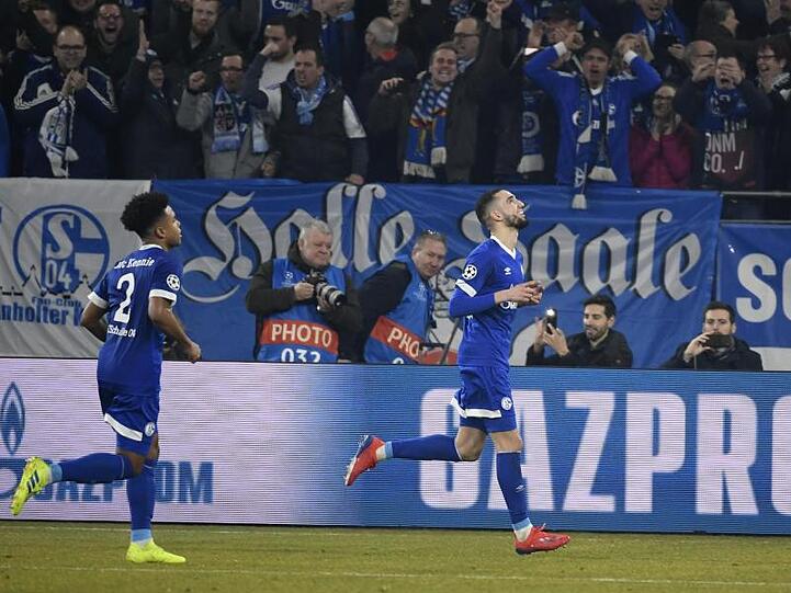 Schalkes Torschütze Nabil Bentaleb (r) jubelt mit Weston McKennie nach dem Elfmeter zum 2:1 gegen Manchester City.