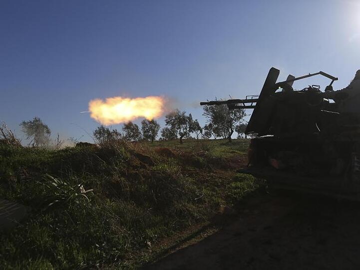Von der Türkei unterstützte Rebellenkämpfer feuern eine Haubitze ab. Aus Idlib flohen nach UN-Angaben seit Anfang Dezember fast 950 000 Menschen.