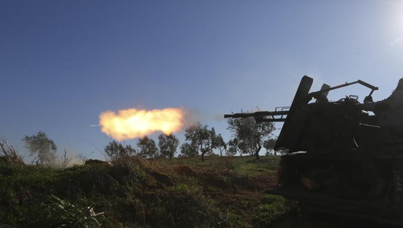 Von der Türkei unterstützte Rebellenkämpfer feuern eine Haubitze ab. Aus Idlib flohen nach UN-Angaben seit Anfang Dezember fast 950 000 Menschen. Von der Türkei unterstützte Rebellenkämpfer feuern eine Haubitze ab. Aus Idlib flohen nach UN-Angaben seit Anfang Dezember fast 950 000 Menschen.