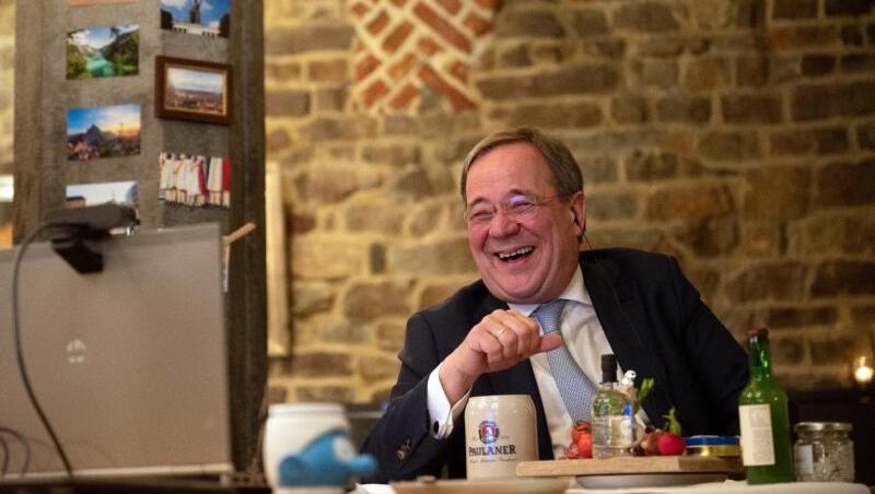 CDU-Chef Armin Laschet nimmt aus dem Ratskeller des Aachener Rathauses am ersten "Distanz-Nockherberg" teil.