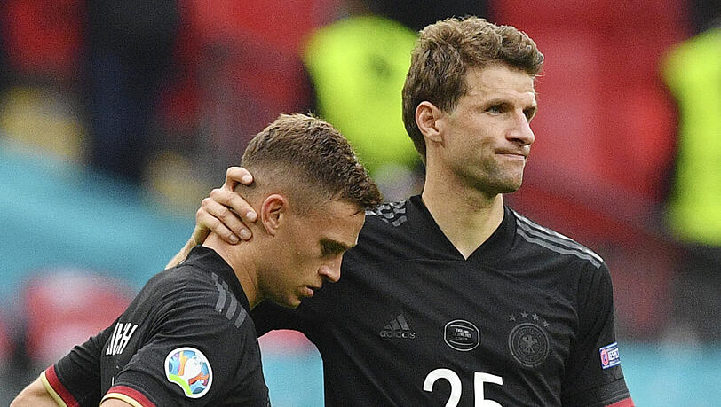 Die Bayern-Stars Joshua Kimmich (l.) und Thomas Müller nach dem bitteren Aus im EM-Achtelfinale gegen England.