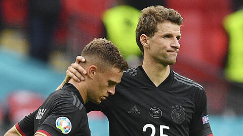 Die Bayern-Stars Joshua Kimmich (l.) und Thomas Müller nach dem bitteren Aus im EM-Achtelfinale gegen England.