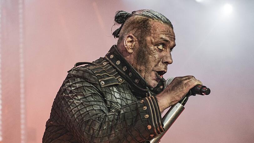 Till Lindemann ist der Frontmann von Rammstein.
