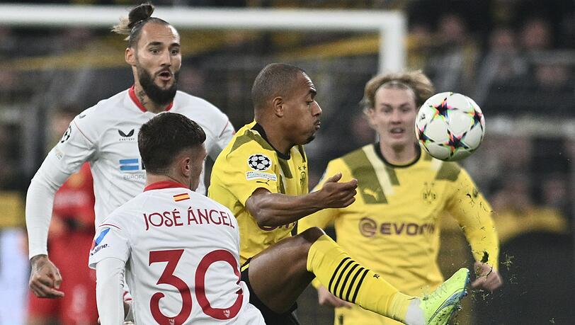 Der BVB um Donyell Malen (2.v.r.) kam gegen Sevilla nicht über ein 1:1 hinaus.