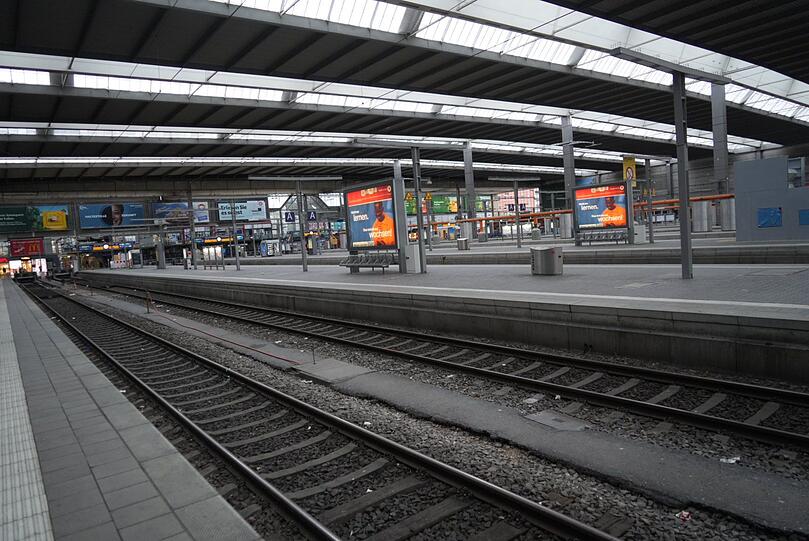 Der Münchner Hauptbahnhof ist wie leergefegt.