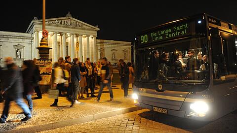Von den großen Kunstsammlungen, über die naturwissenschaftlich-technischen Museen bis zu kleineren Museen und Galerien sind viele Häuser dabei. Neben den fünf Shuttlebusrouten gibt es beispielsweise auch Stadtrundgänge. Und nachmittags bereits ein eigenes Kinderprogramm.