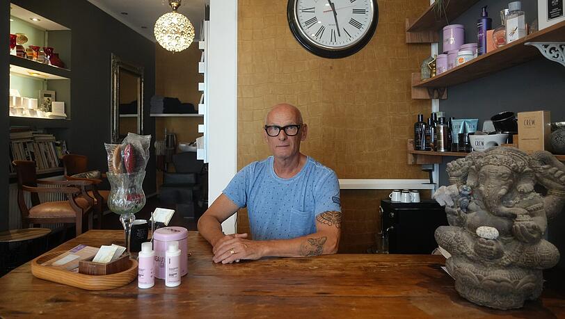 Friseurmeister Christian Suri (60) wurde in seinem Friseursalon in der Nordendstraße bestohlen: „Ich hätte wenigstens gern meinen Lieblingsgeldbeutel zurück.“ Friseurmeister Christian Suri (60) wurde in seinem Friseursalon in der Nordendstraße bestohlen: „Ich hätte wenigstens gern meinen Lieblingsgeldbeutel zurück.“