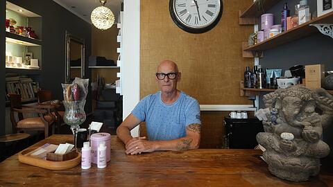 Friseurmeister Christian Suri (60) wurde in seinem Friseursalon in der Nordendstra&szlig;e bestohlen: &bdquo;Ich h&auml;tte wenigstens gern meinen Lieblingsgeldbeutel zur&uuml;ck.&ldquo;