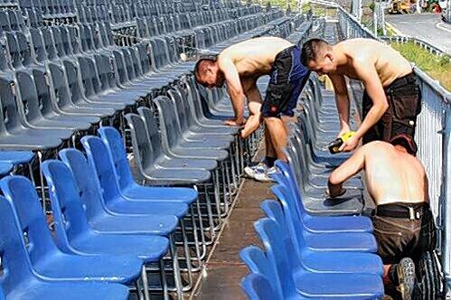Damit die Norisring-Fans auch bequem  sitzen können: Helfer montieren die Stühle auf den Tribünen.