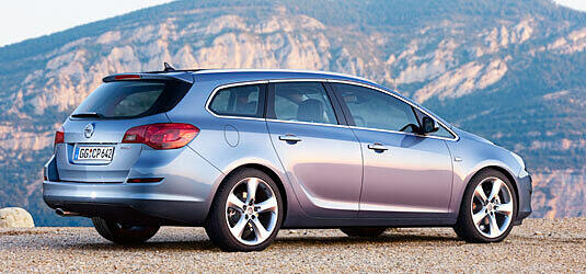 Eleganter Schwung: Das Heck des neuen Astra Sports Tourer ist richtig sportlich-schick ausgefallen.