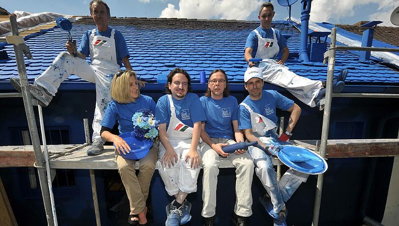 Die Hausblaumacher: Malermeister Roland Schreiner, PR-Lady Brigitte Kaltwasser, Architekt Patrick Schreiner, Hausbesitzer Bernd Hendl, Innenarchitekt Alexander Kromer und Daniel Wendler von der Firma Brillux (von links.) Die Hausblaumacher: Malermeister Roland Schreiner, PR-Lady Brigitte Kaltwasser, Architekt Patrick Schreiner, Hausbesitzer Bernd Hendl, Innenarchitekt Alexander Kromer und Daniel Wendler von der Firma Brillux (von links.)