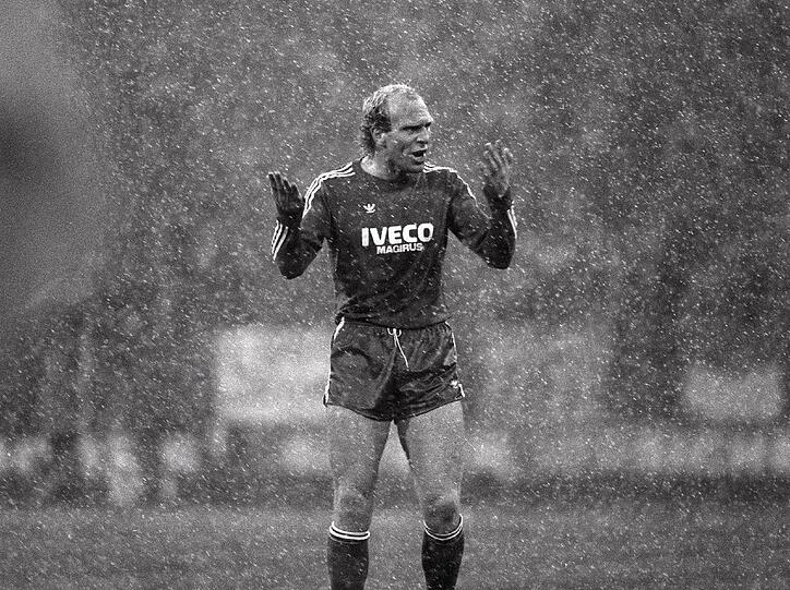 Im Heimspiel gegen Eintracht Braunschweig gelang ihm 1984 das Kunststück, innerhalb 21 Minuten in einer Halbzeit fünf Tore zu schießen. Damit ist er der Fünftbeste Bundesligatorschütze der Bayern.
