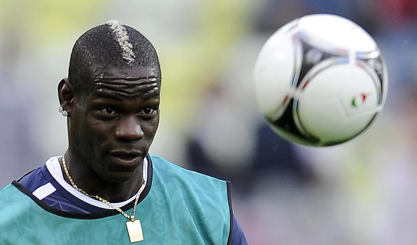 Der italienische Skandalstürmer Mario Balotelli hat vor dem EM-Viertelfinale gegen England Rückendeckung von seinem Klubtrainer bekommen.