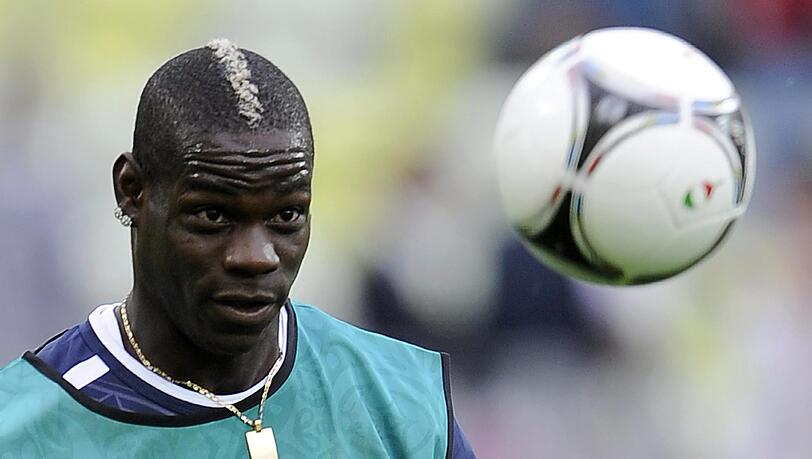 Der italienische Skandalstürmer Mario Balotelli hat vor dem EM-Viertelfinale gegen England Rückendeckung von seinem Klubtrainer bekommen. Der italienische Skandalstürmer Mario Balotelli hat vor dem EM-Viertelfinale gegen England Rückendeckung von seinem Klubtrainer bekommen.