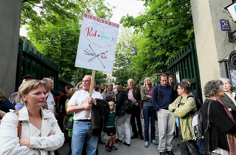 Demonstranten vor dem Augustinerkeller und eine turbulente Stimmung drinnen - sehen Sie die Bilder vom Parteitag der Münchner SPD in der AZ-Klickstrecke.