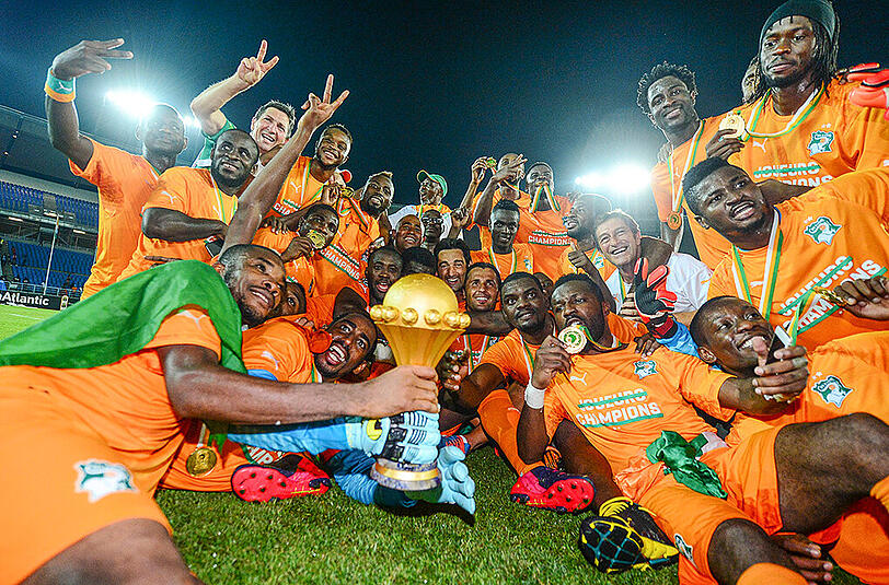 Die Elfenbeinküste schlägt Ghana im Finale des Afrika Cups sensationell mit 9:8 nach Elfmeterschießen. Keeper Boubacar Barry wird zum Nationalheld und darf sich von seinen Kollegen feiern lassen, Ghana trauert nach der Pleite.