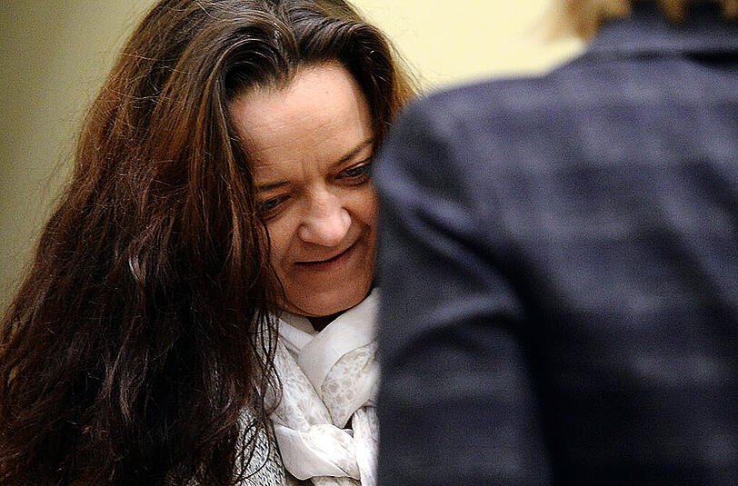 Beate Zschäpe, die Hauptangeklagte im Münchner NSU-Prozess. Am Dienstag sollen zwei mutmaßliche NSU-Sympathisanten als Zeugen aussagen. (Archivbild)